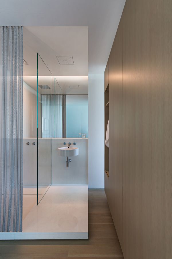 Bathroom Wet Area © Bill Zbaren